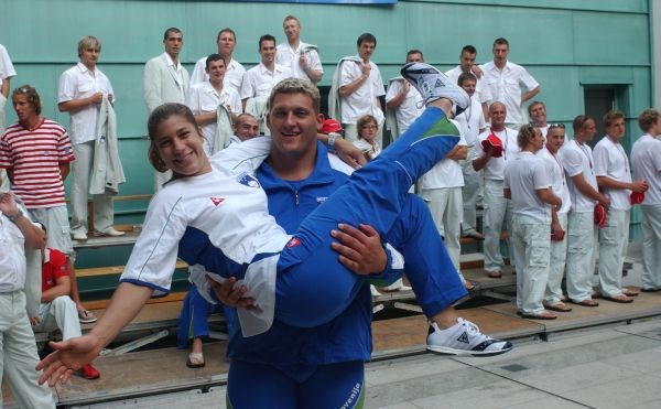 Sraka Vukovićeva (na sliki v ospredju) je v predtekmovanju gladko z iponom (10:0) premagala Avstralko Deborah Hill.