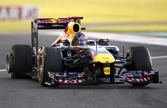 Sebastian Vettel je zaradi predrte gume zletel s steze, pri tem pa je poškodoval zadnjo obeso in je zato moral odstopiti.