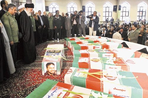 Pogreba sedemnajsterice pripadnikov revolucionarne garde, umrlih v eksploziji v raketnem oporišču, se je udeležil tudi...