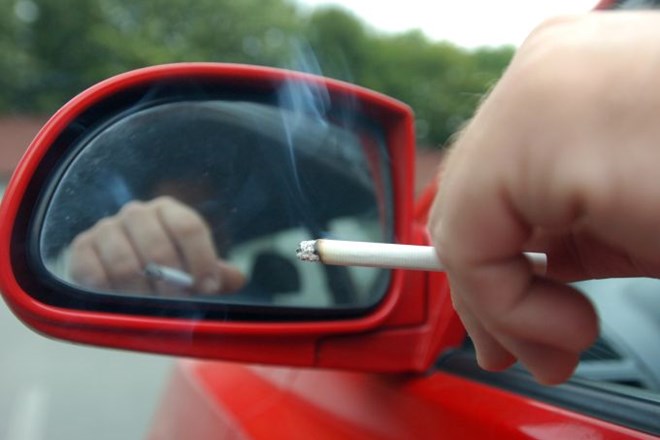 Britansko združenje zdravnikov: Kajenje v avtomobilih je treba prepovedati