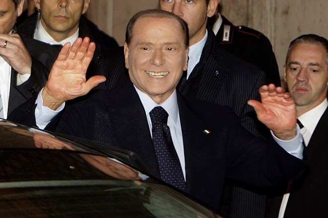 Silvio Berlusconi se en dan poslavlja od politike, drugi dan se spet vrača.