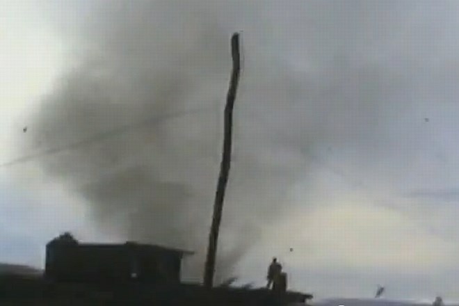 Tornado v osrednji Boliviji: Odkrival strehe, ruval drevesa