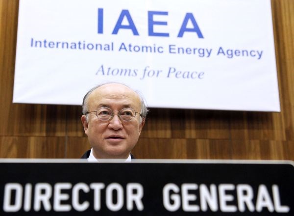Resolucija tako le poziva generalnega direktorja IAEA Jukija Amana, naj v svoje poročilo o napredku za srečanje sveta...