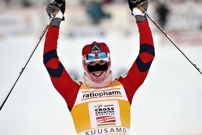 Norveška smučarska tekačica Marit Björgen je zmagovalka uvodne tekme svetovnega pokala 2011/12 v domačem Sjusjöenu.