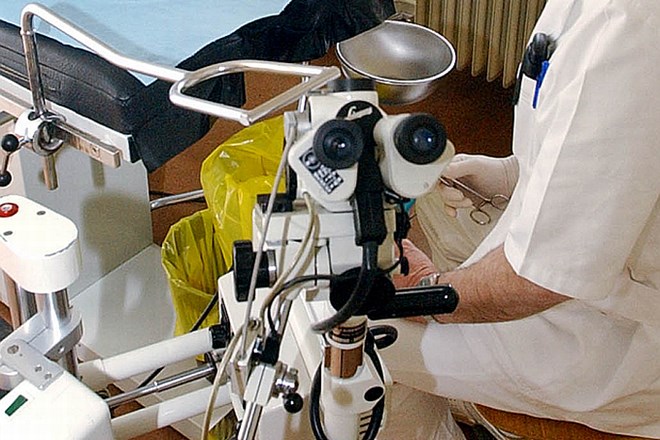 Nemški ginekolog na skrivaj posnel 3000 pacientk