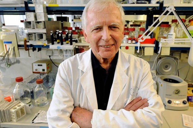 Senat Univerze v Ljubljani je častni doktorat podelil zdravniku virologu Haraldu zur Hausnu