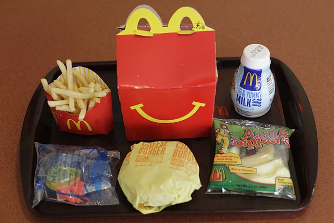 McDonald's ne bo proizvajal bolj zdravih obrokov za otroke, samo igrače bo dodatno zaračunal
