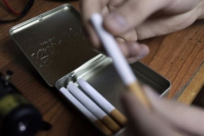 Avstralci uvajajo enotne embalaže cigaret: Bi morale temu slediti tudi ostale države?