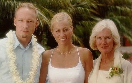 Breivik s sestro in materjo