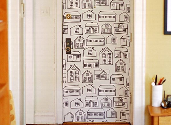 Pusta vrata lahko sami polepšate s "tapeto" iz tkanine