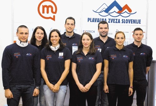 Del slovenske plavalne  reprezentance (od leve): Emil Tahirovič, Urša Bežan, Anja Čarman, Matjaž Markič, Anja Klinar, Peter...