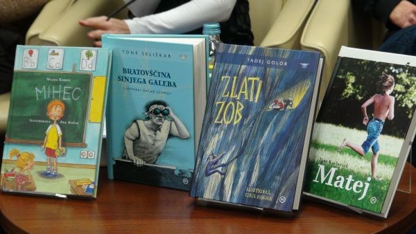 V prazničnem svežnju mladinske literature tudi novi roman Tadeja Goloba, Seliškarjev Sinji galeb in kriminalka o...