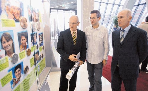 Dobitnika olimpijskih odličij Miroslav Cerar (levo) in Rajmond Debevec (desno) sta si z zanimanjem ogledala razstavo v...
