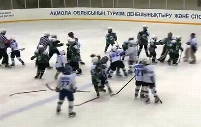 Video: Množični pretep malih hokejistov, mlajših od deset let