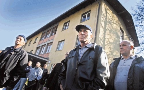V Sloveniji je po ocenah Gorana Lukiča iz Zveze svobodnih sindikatov približno 100.000 delavcev migrantov, od tega jih  ima...