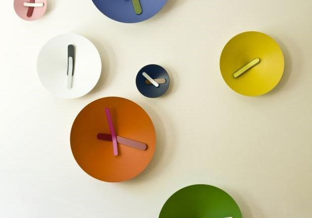 Stene v sobi lahko polepšate z moderno okrasno uro