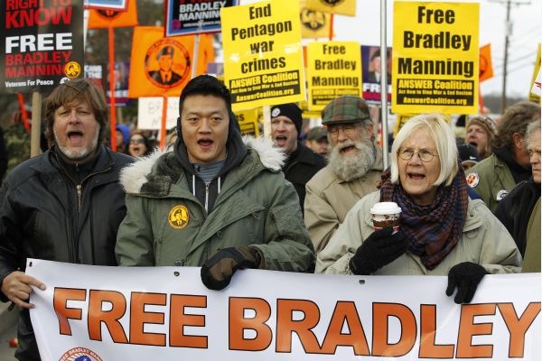 Protest za izpustitev Manninga.