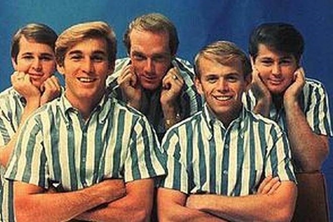The Beach Boys (z leve proti desni): Carl Wilson, Dennis Wilson, Mike Love, Al Jardine, Brian Wilson.