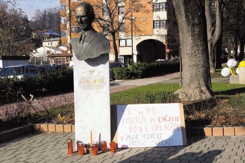 Včeraj je nekaj občanov s prižiganjem sveč pri spomeniku dr. Janeza Drnovška podprlo Švaganov boj za ohranitev kipa in...