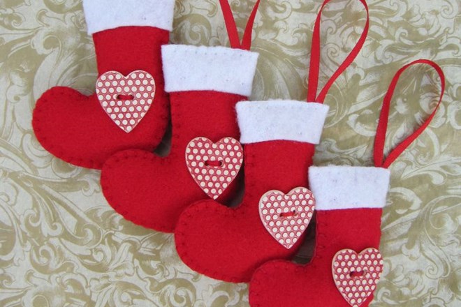Kakšna darilca bodo letos skrita v božičnih nogavicah?