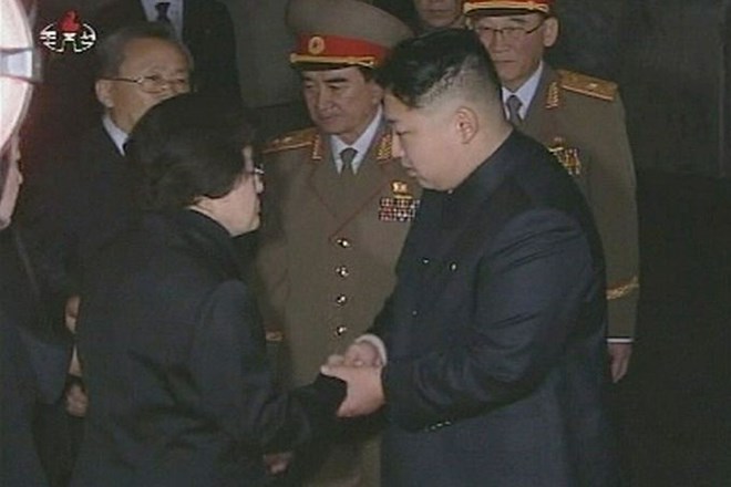 Lee Hee Ho, vdova nekdanjega predsednika Južne Koreje, Kim Dae Junga, na srečanju s Kim Jong Unom.