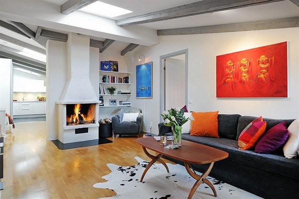 Čisti dizajn švedskega stanovanja poživijo žive barve