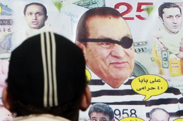Podoba strmoglavljenega voditelja Hosnija Mubaraka, ki mu sodijo.