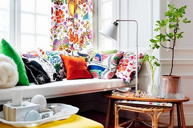 Če ste se odločili za eklektični slog, naj se barve blazin ujemajo s kavčem.