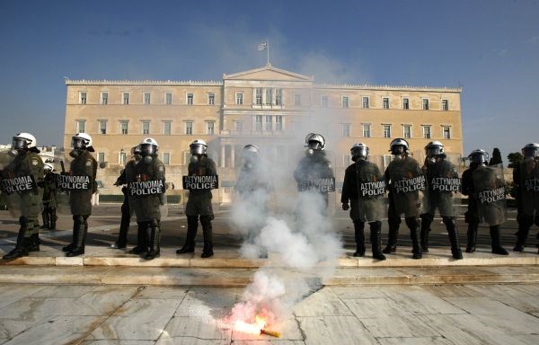Grški davčni uslužbenci so danes začeli 48-urno stavko proti napovedanemu znižanju plač in drugim varčevalnim ukrepom, ki naj...
