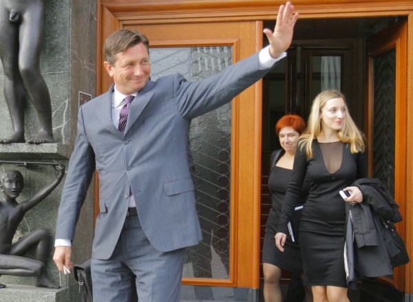 Po glasovanju o zaupnici je Borut Pahor pomahal v slovo.