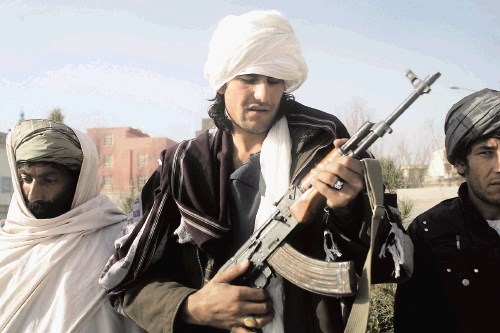 Taliban v Heratu pregleduje orožje, preden ga preda predstavnikom  afganistanske vlade v okviru programa za mir in spravo. A...