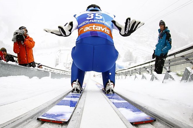 Vseh šest slovenskih skakalcev na tekmi v Garmisch-Partenkirchnu