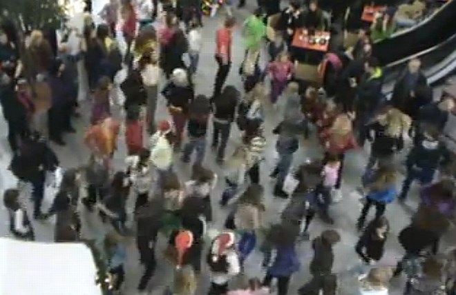 Flash mob z dvesto plesalci razveselil nakupovalce