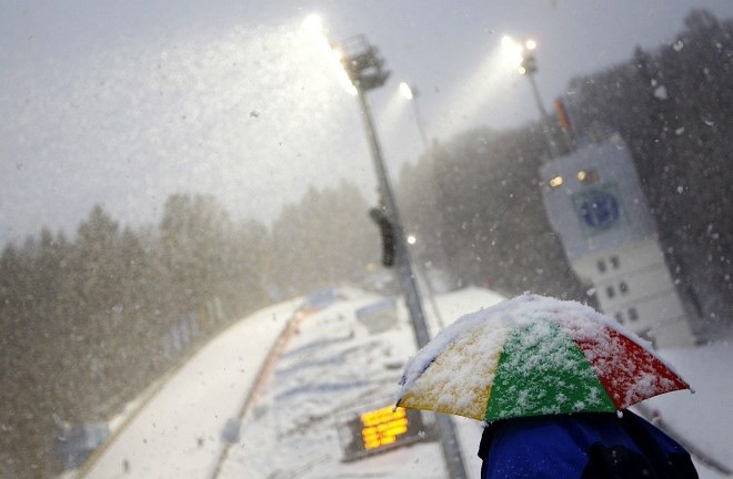 V Bischofshofnu močno sneži, zato so kvalifikacije po 24 skakalcih prekinili in odpovedali.