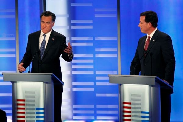 Skoraj vsak napad je Romney (levo, poleg njega Santorum) odbil s kritiko Obame, ki po njegovih besedah spreminja ZDA v...
