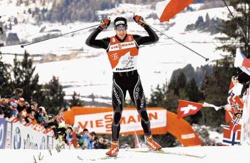 Dario Cologna je prvi pritekel v cilj in se veselil zmage na Tour de Skiju.