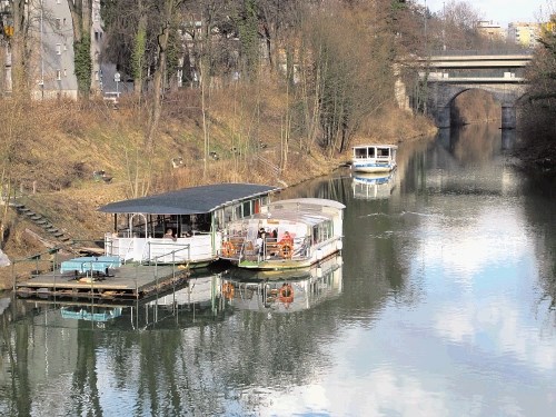 Privezi za registrirana rečna plovila bodo urejeni vzdolž  struge Grubarjevega kanala vse do Karlovškega mostu.