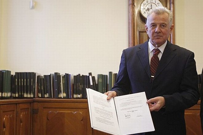 Madžarski predsednik Pal Schmitt se je znašel sredi obtožb, da je v svojem doktoratu iz leta 1992 prepisoval.