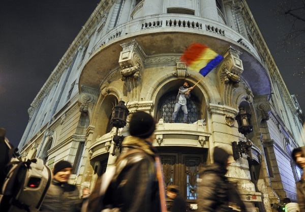Eden od protivladnih protestnikov je splezal na stavbo v središču Bukarešte.