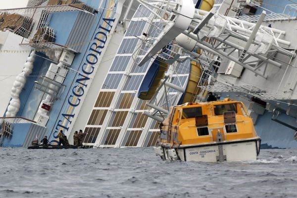 V petkovi nesreči križarke Costa Concordia, ki je plula zelo blizu italijanske obale, zadela v čer in se nato prevrnila, je...