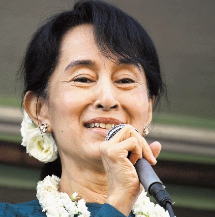 Aung San Suu Kyi, ki si je za volilno enoto izbrala mirno podeželsko mesto, po registraciji ni dajala izjav.