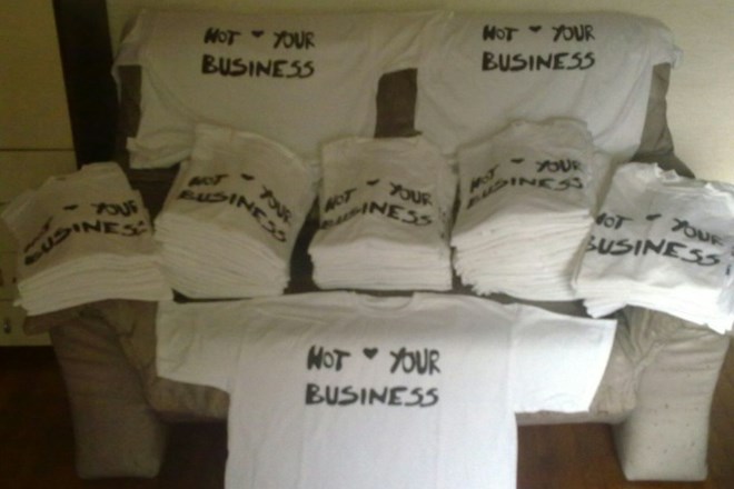 Fan Club Tine Maze je za tekmo v Podkorenu pripravilo tisoč majic z napisom Not your business.