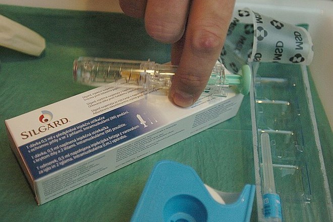 Če je ženska cepljena proti hpv, ki je večinoma povzročitelj bolezni, in se redno udeležuje pregledov, je verjetnost, da bo...
