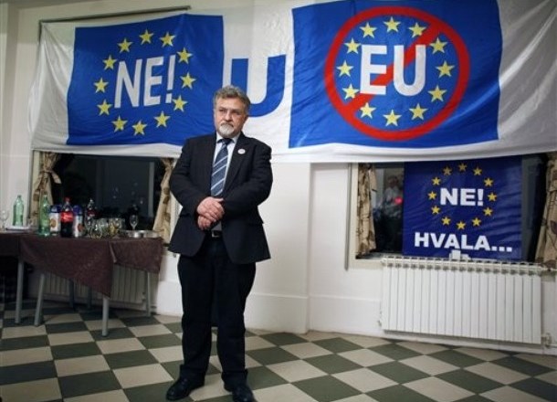 Nezadovoljstvo nasprotnikov vstopa v EU ob razglasitvi rezultatov referenduma.