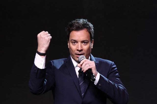 Toži televizijo NBC: Voditelj Jimmy Fallon raje sprejema napotke žensk
