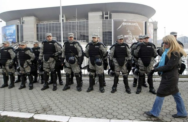 Pred beograjsko Areno, kjer bo tekma, in drugod po mestu je v pripravljenosti več tisoč policistov.