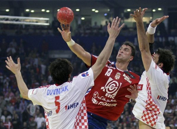 Srbski reprezentant Momir Ilić (z žogo) je bil z osmimi zadetki najboljši strelec  včerajšnjega polfinalnega dvoboja proti...
