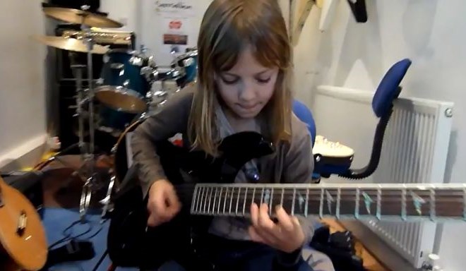 Zoe in njena kitara.