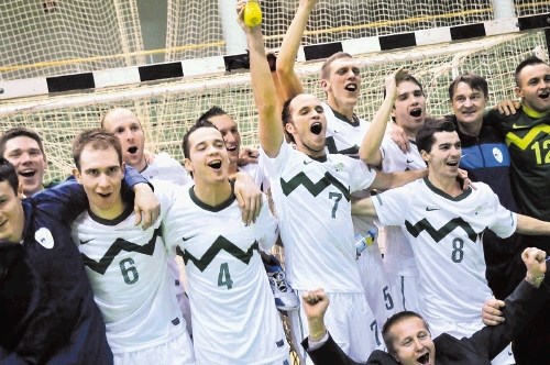 Člani slovenske reprezentance v dvoranskem nogometu se  veselijo uvrstitve na evropsko prvenstvo. Navijači upajo, da se  bodo...