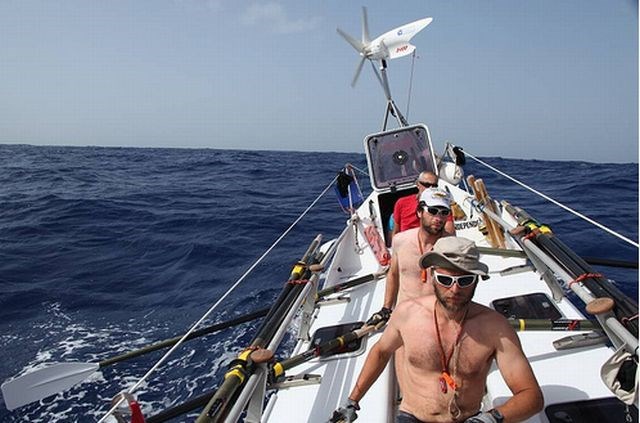 Britanskim veslačem se je sredi Atlantika prevrnil čoln